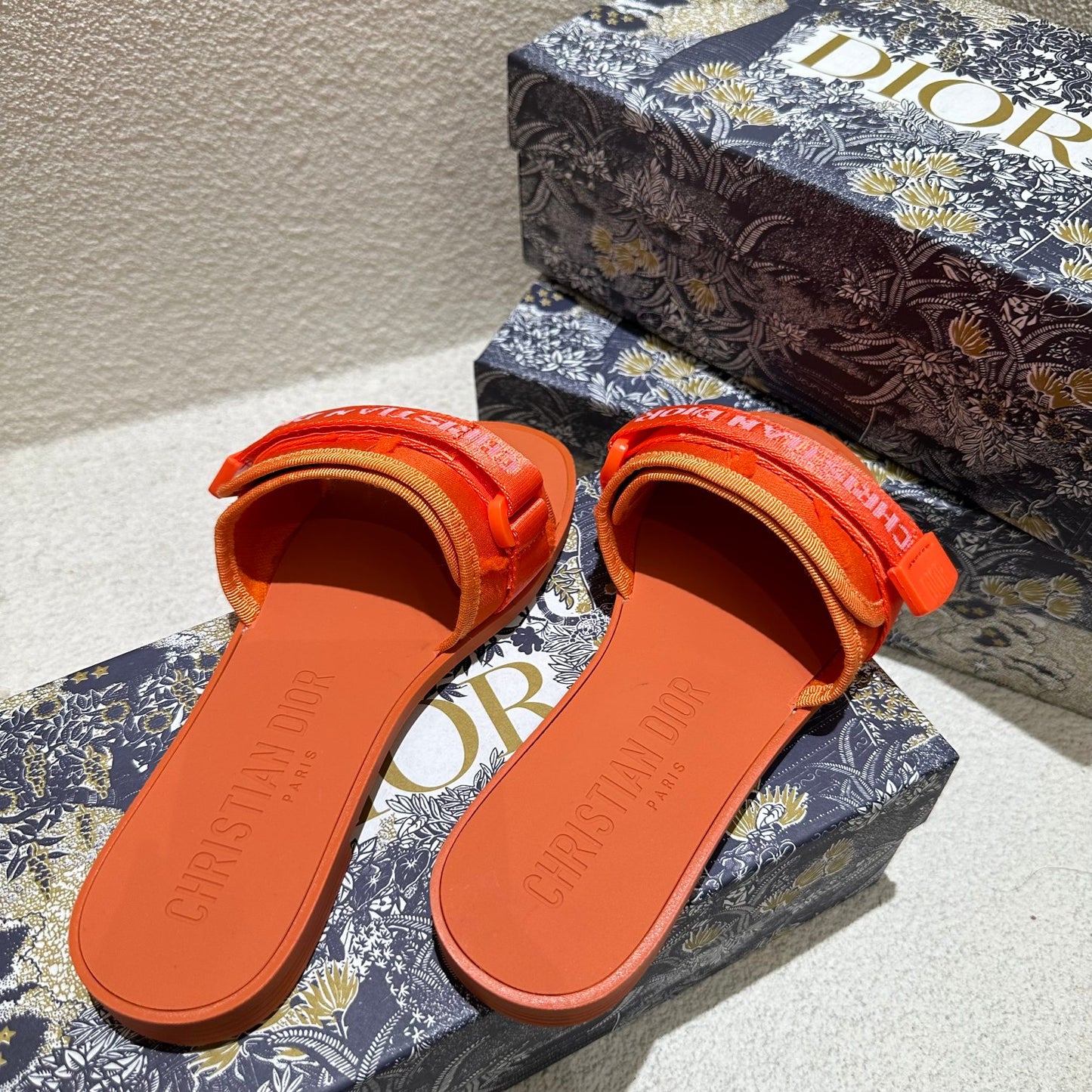 14D16Z   fashion slippers