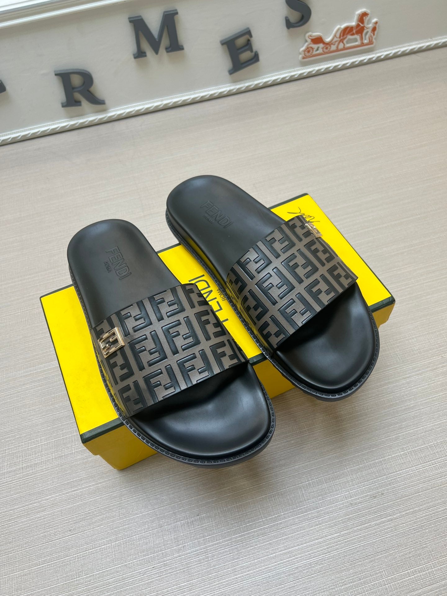 54F121Z   fashion  slippers