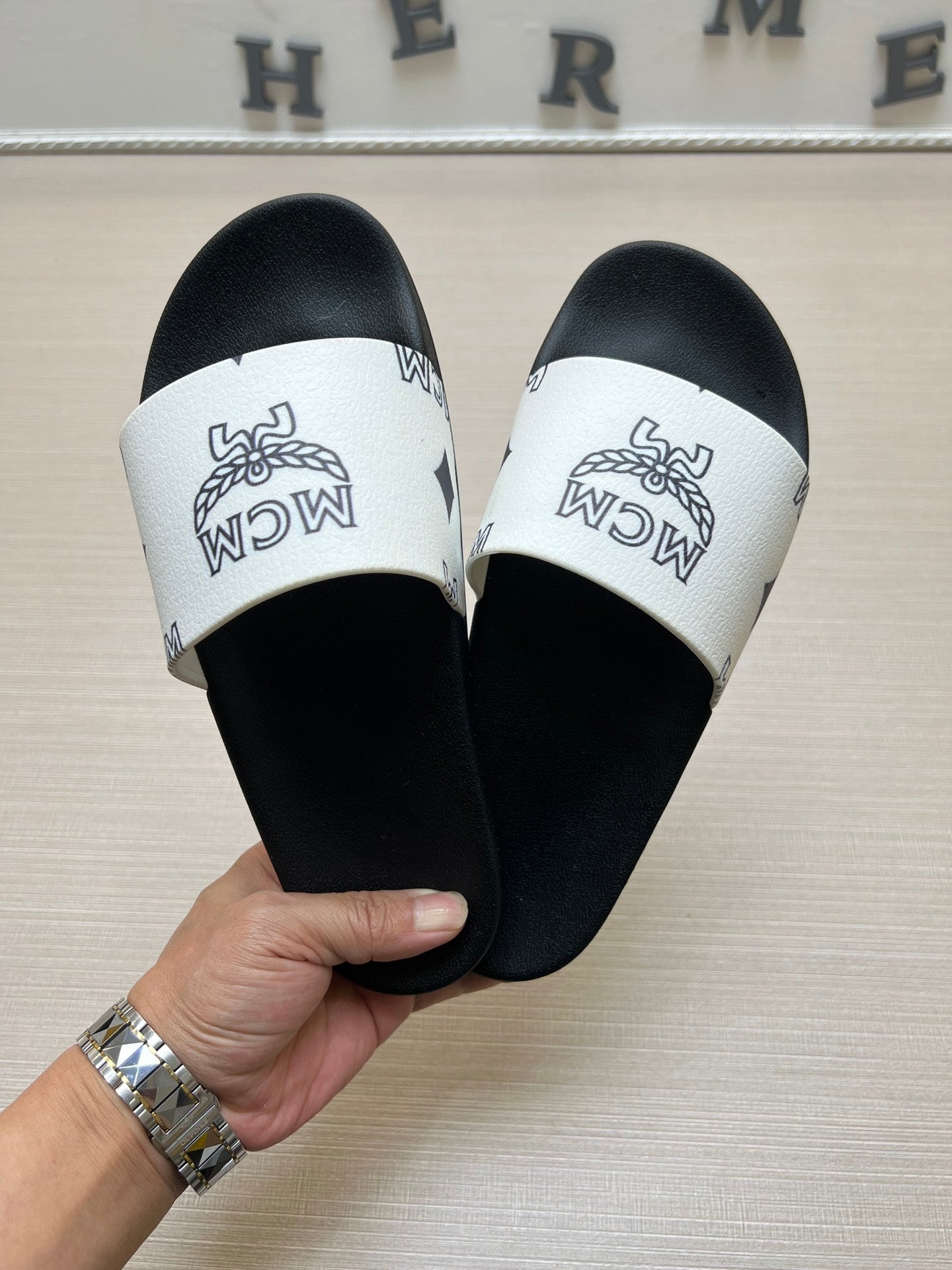 54M43Z  fashion   slippers