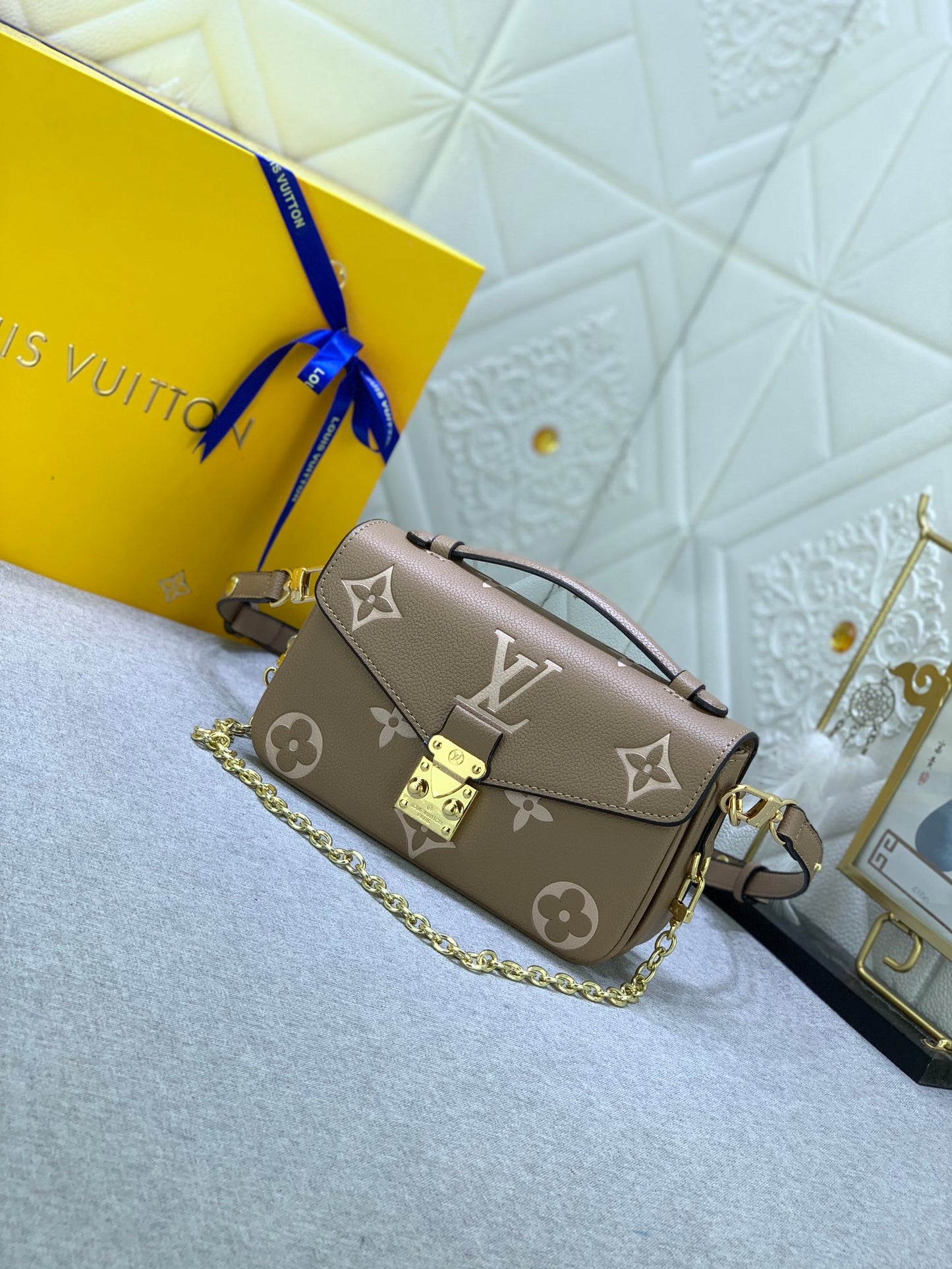 2XE43B  Fashionable leather bag 