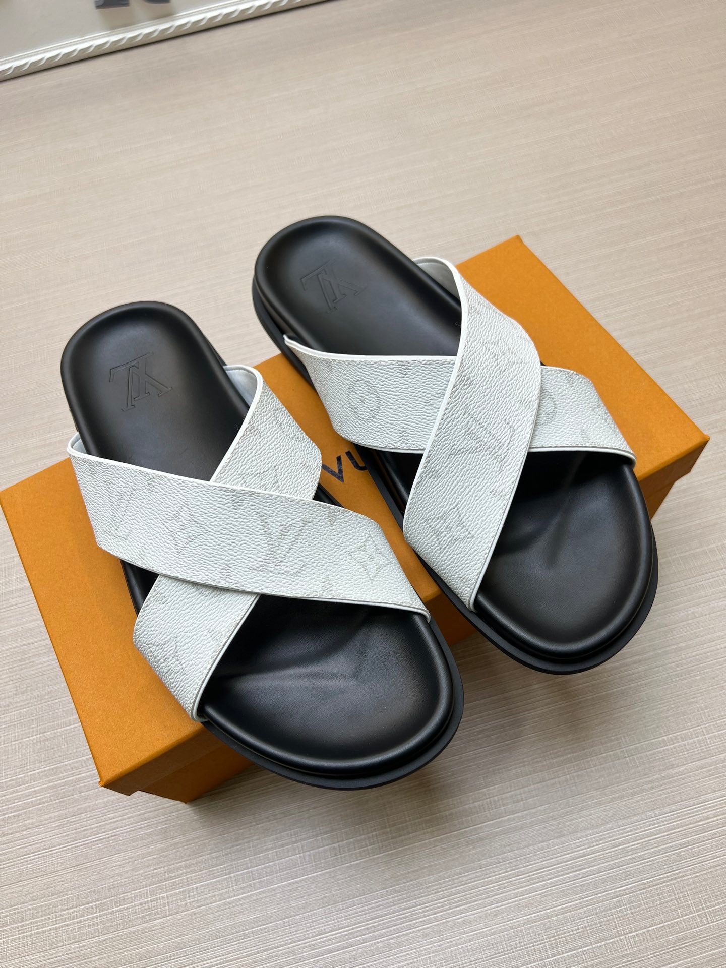 54E58Z  fashion   slippers