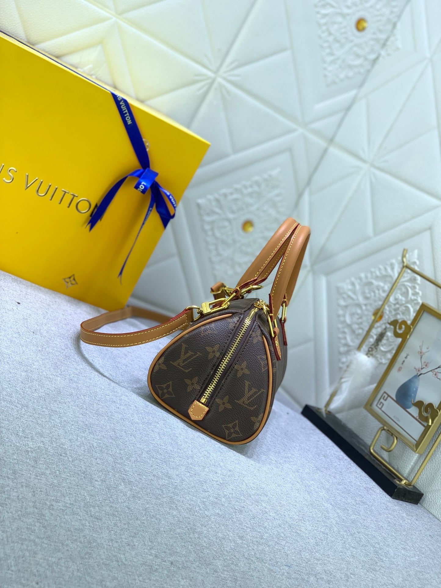 2XE56B  Fashionable leather bag 