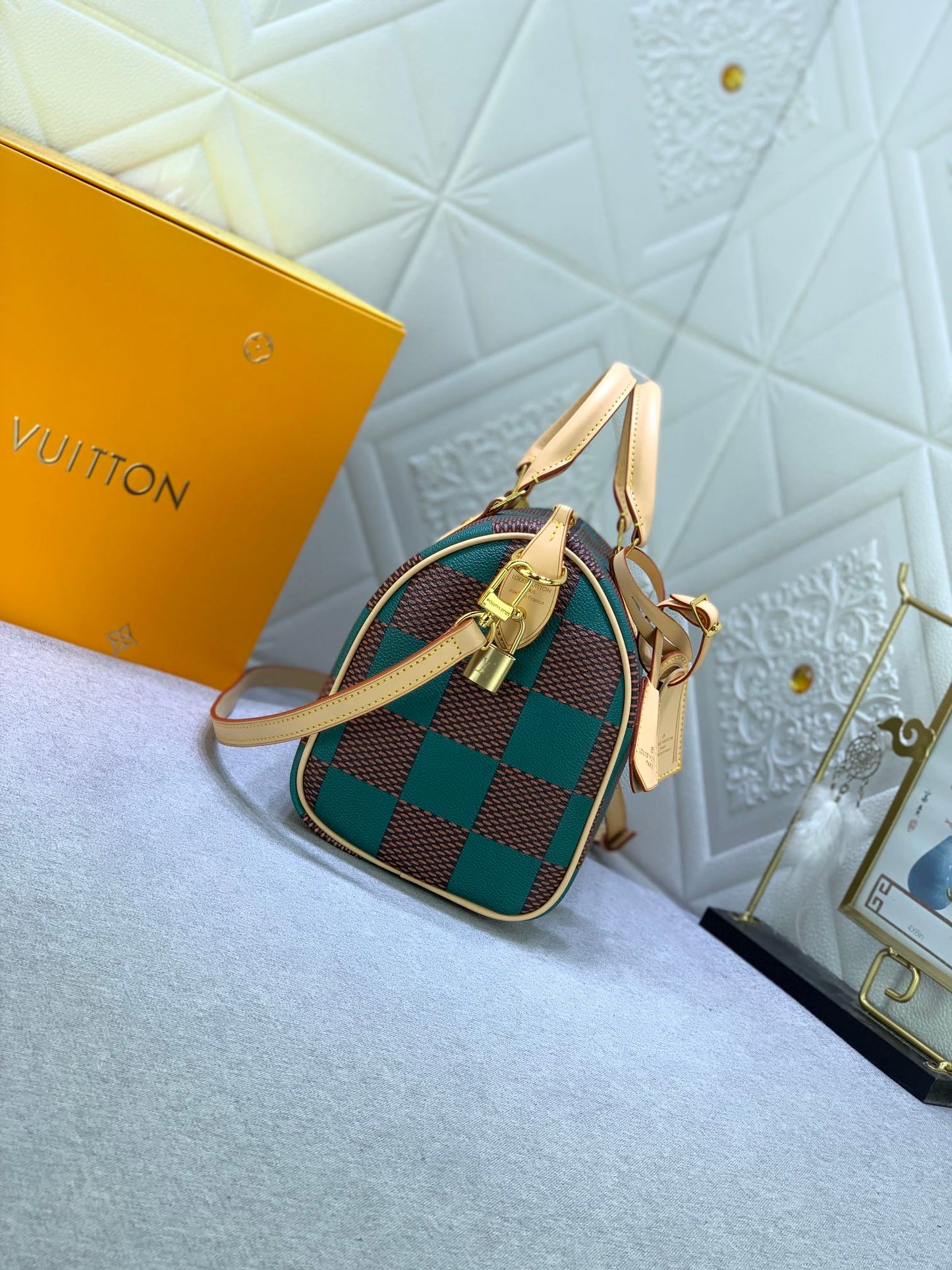 2XE269B  Fashionable leather bag 