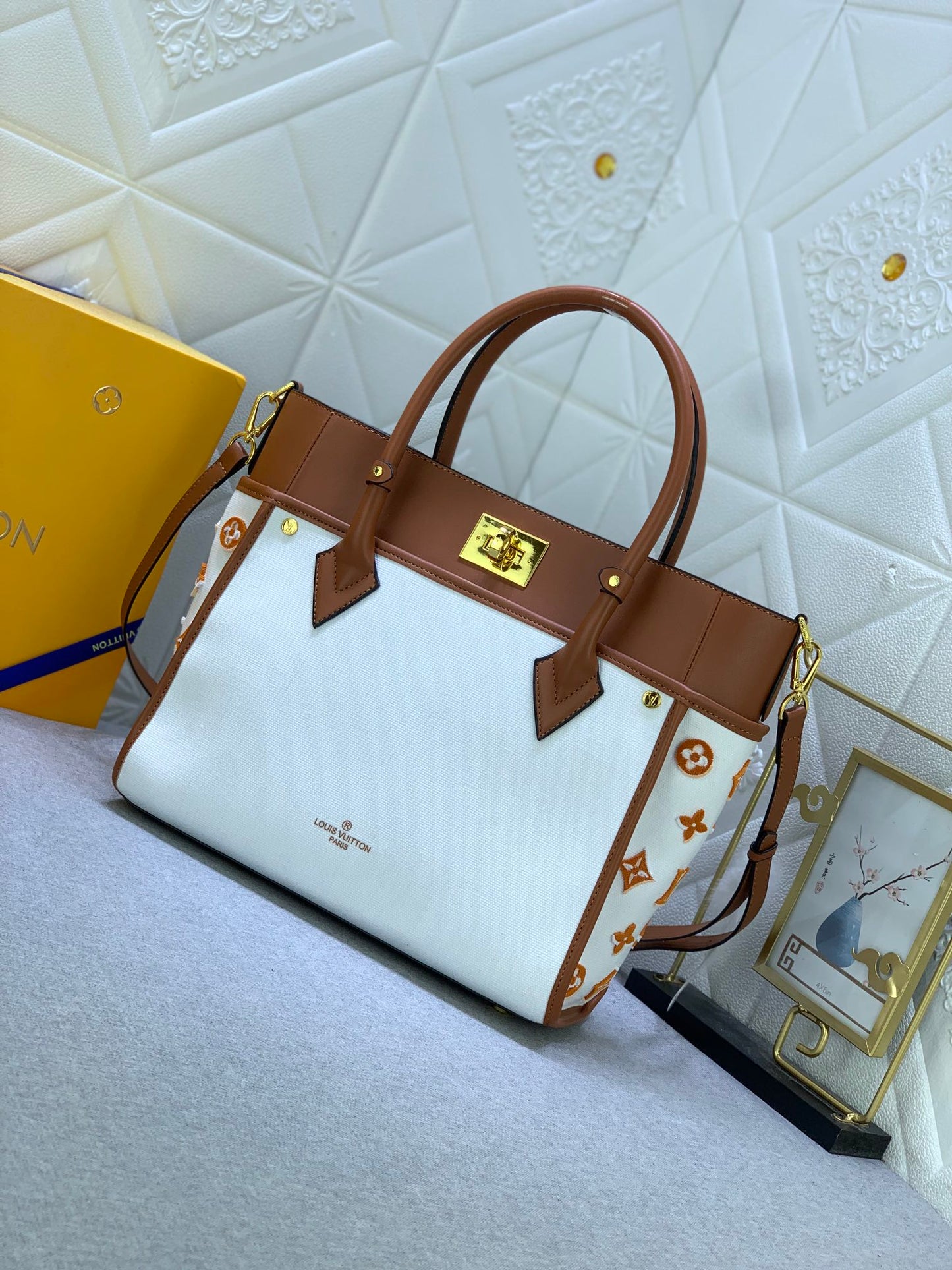 2XE338B  Fashionable leather bag 