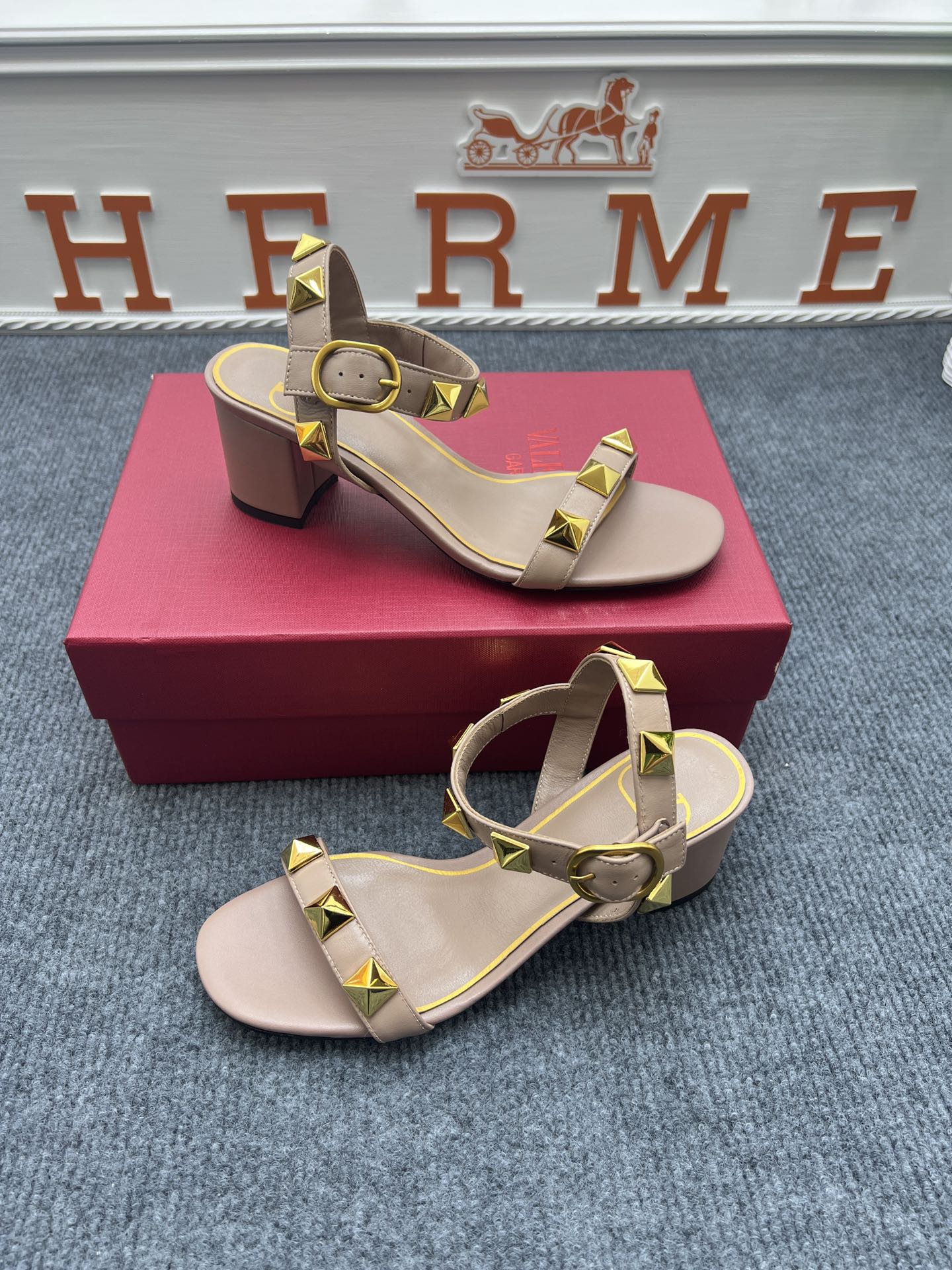 1: 1 High quality leather sandals 5YVL64Z