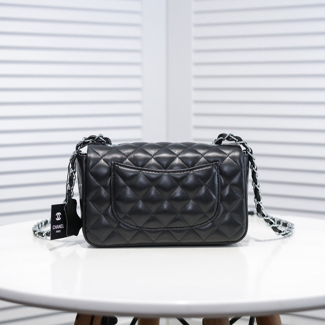 1XC99B  Fashionable leather bag 