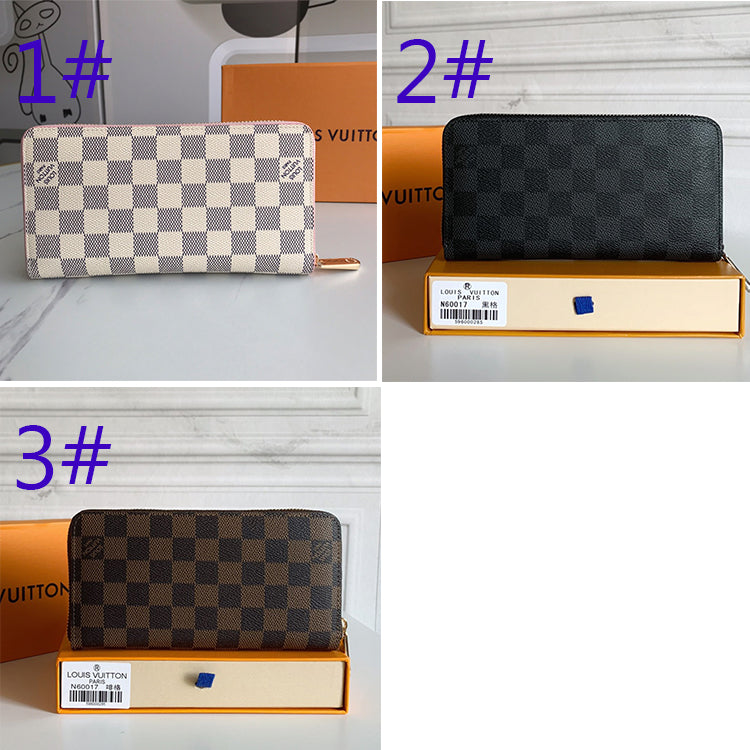 1E04B  Fashionable leather wallets