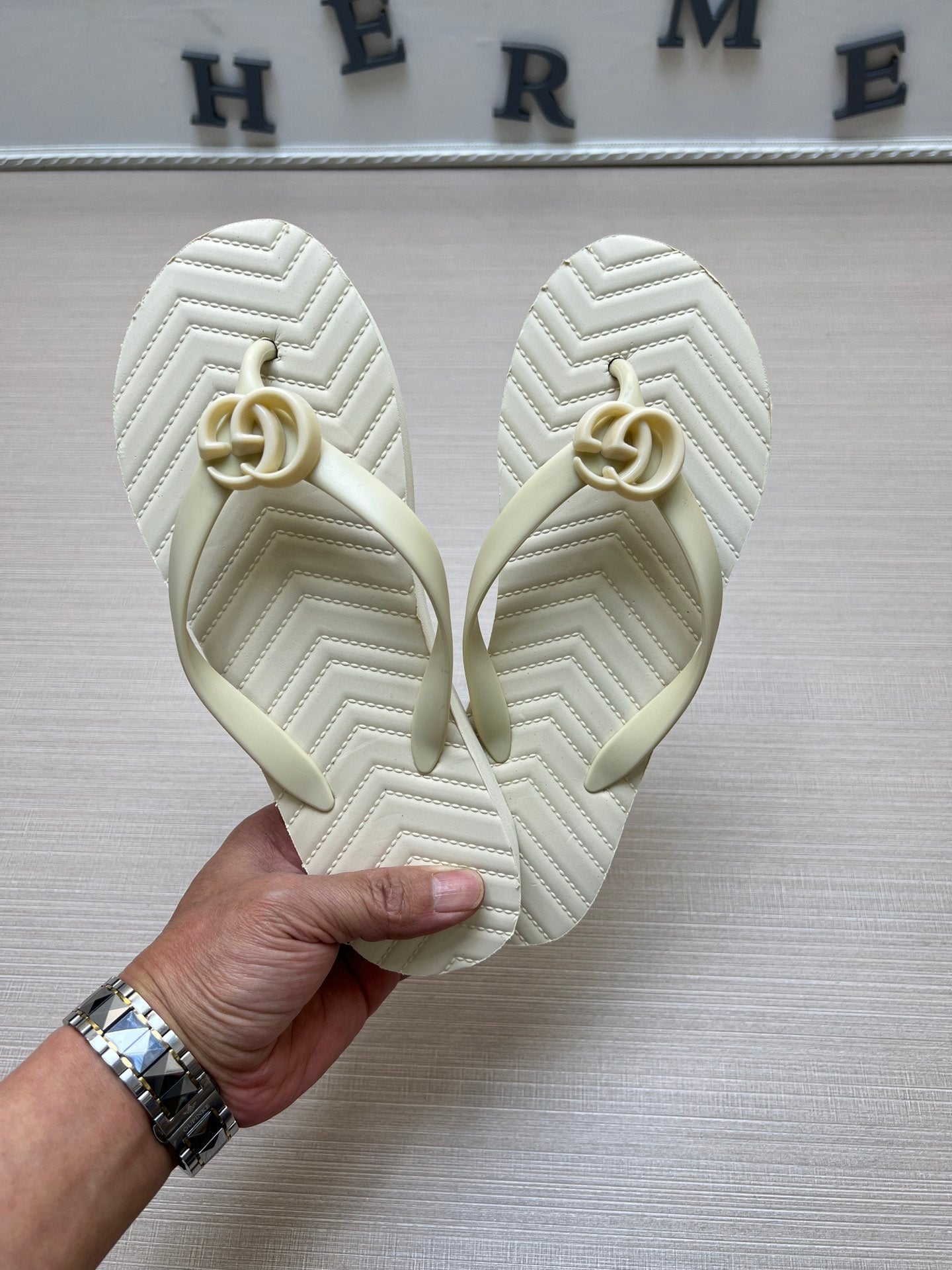 54B105Z   fashion slippers