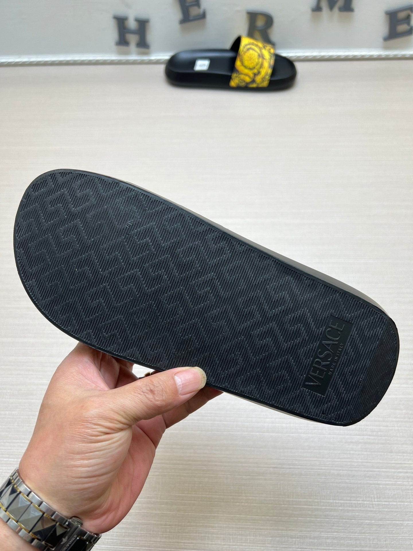 54V166Z   fashion slippers