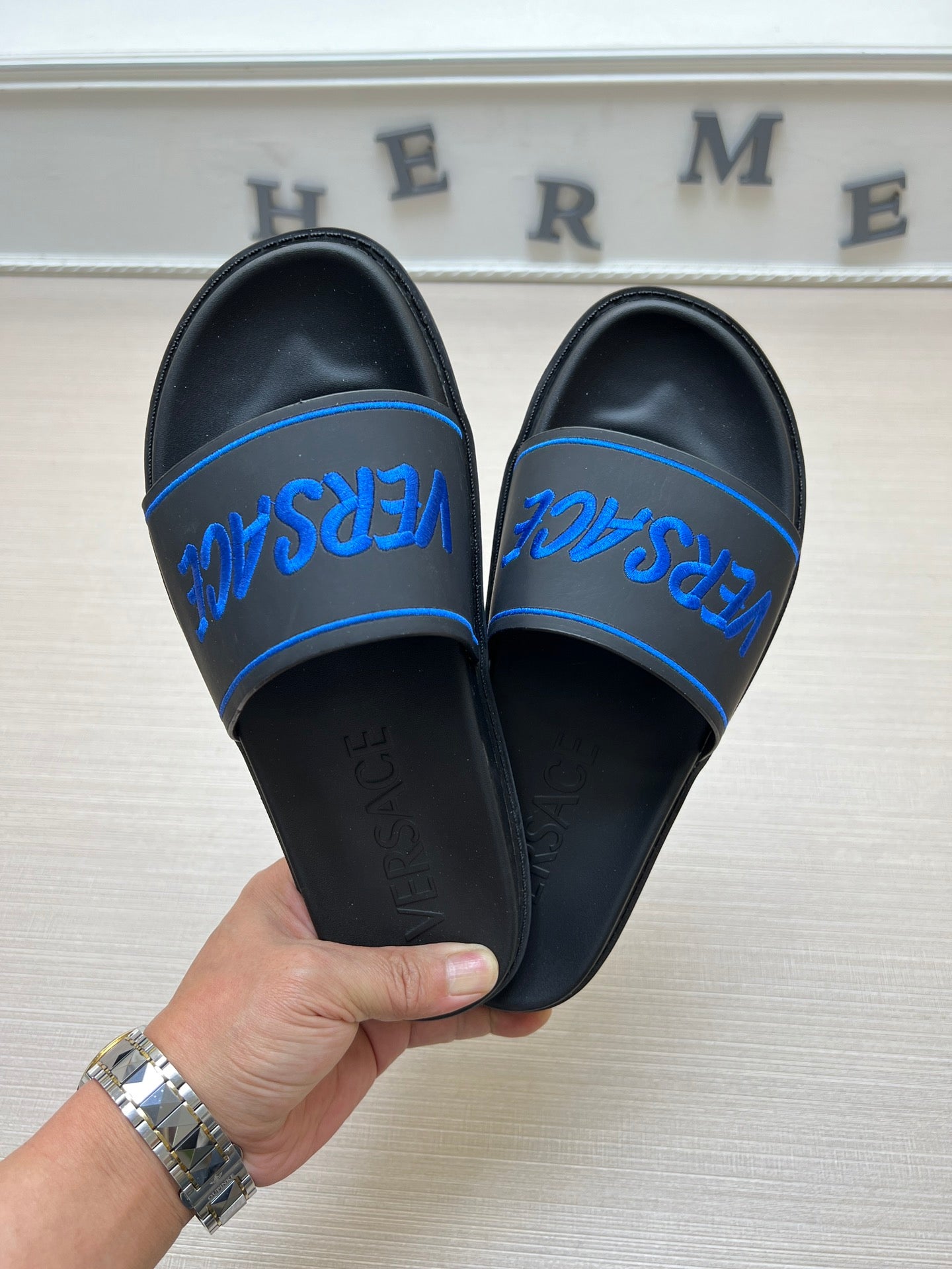 54V54Z   fashion slippers