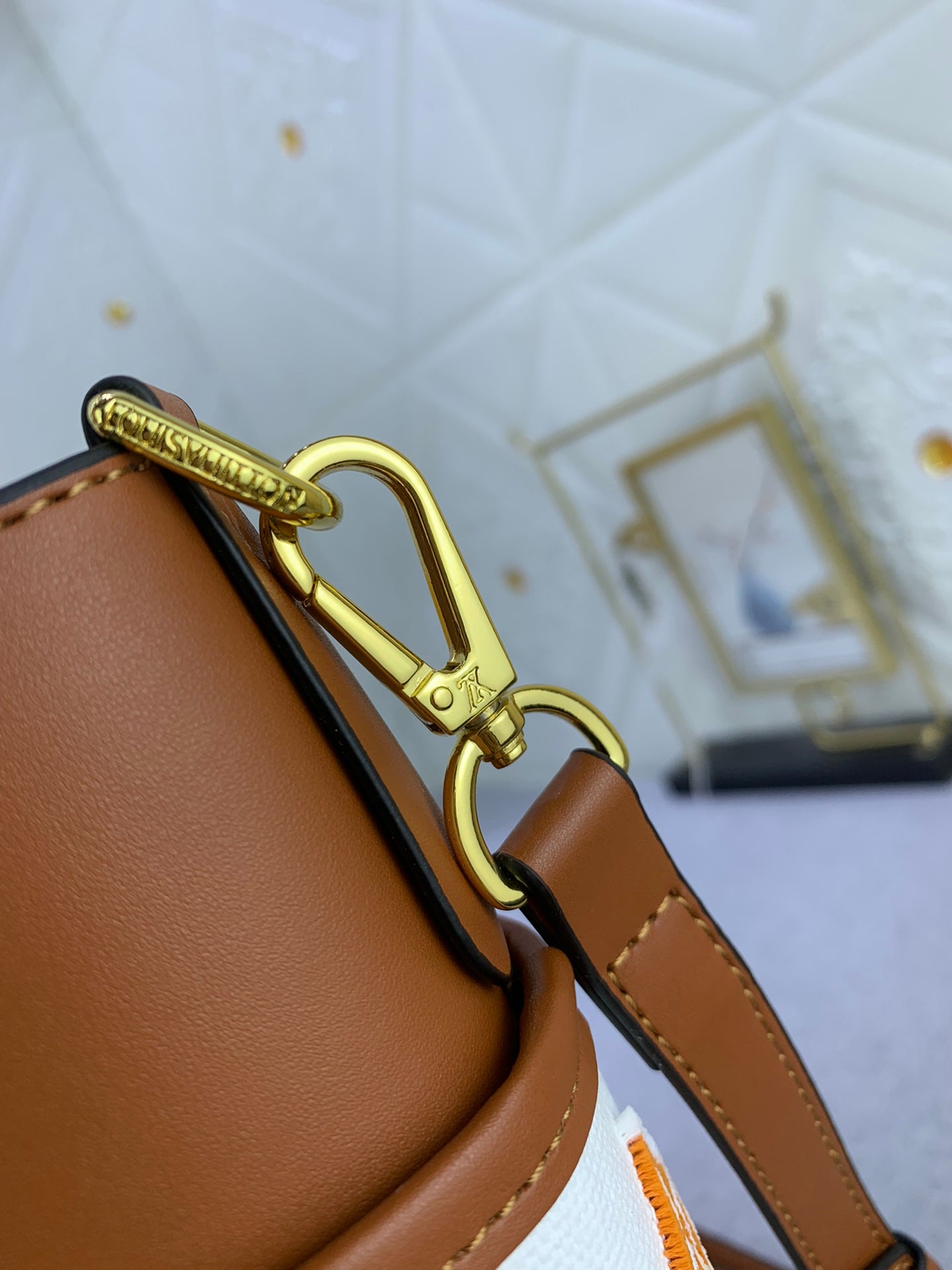 2XE338B  Fashionable leather bag 