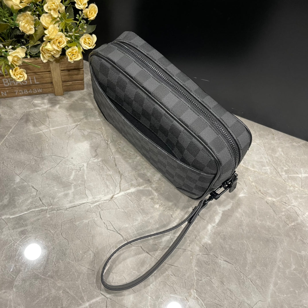 1XE117B  Fashionable leather bag 