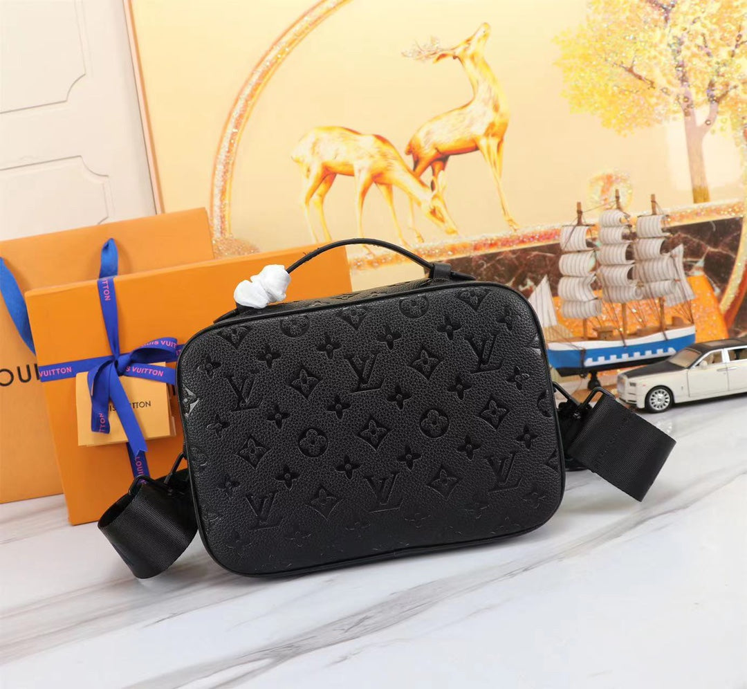 2XE137B  Fashionable leather bag 