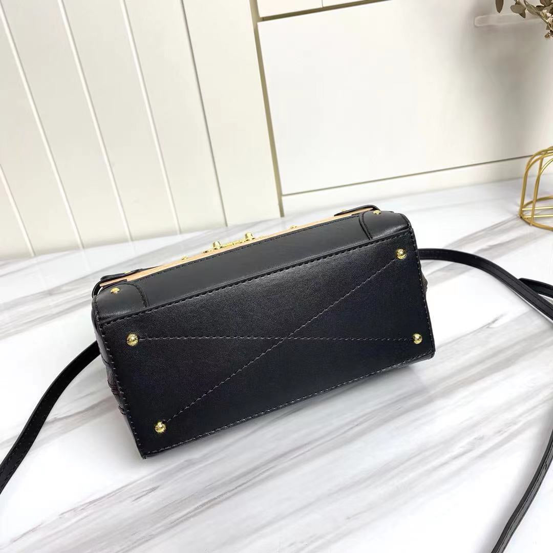 2XE57B  Fashionable leather bag 