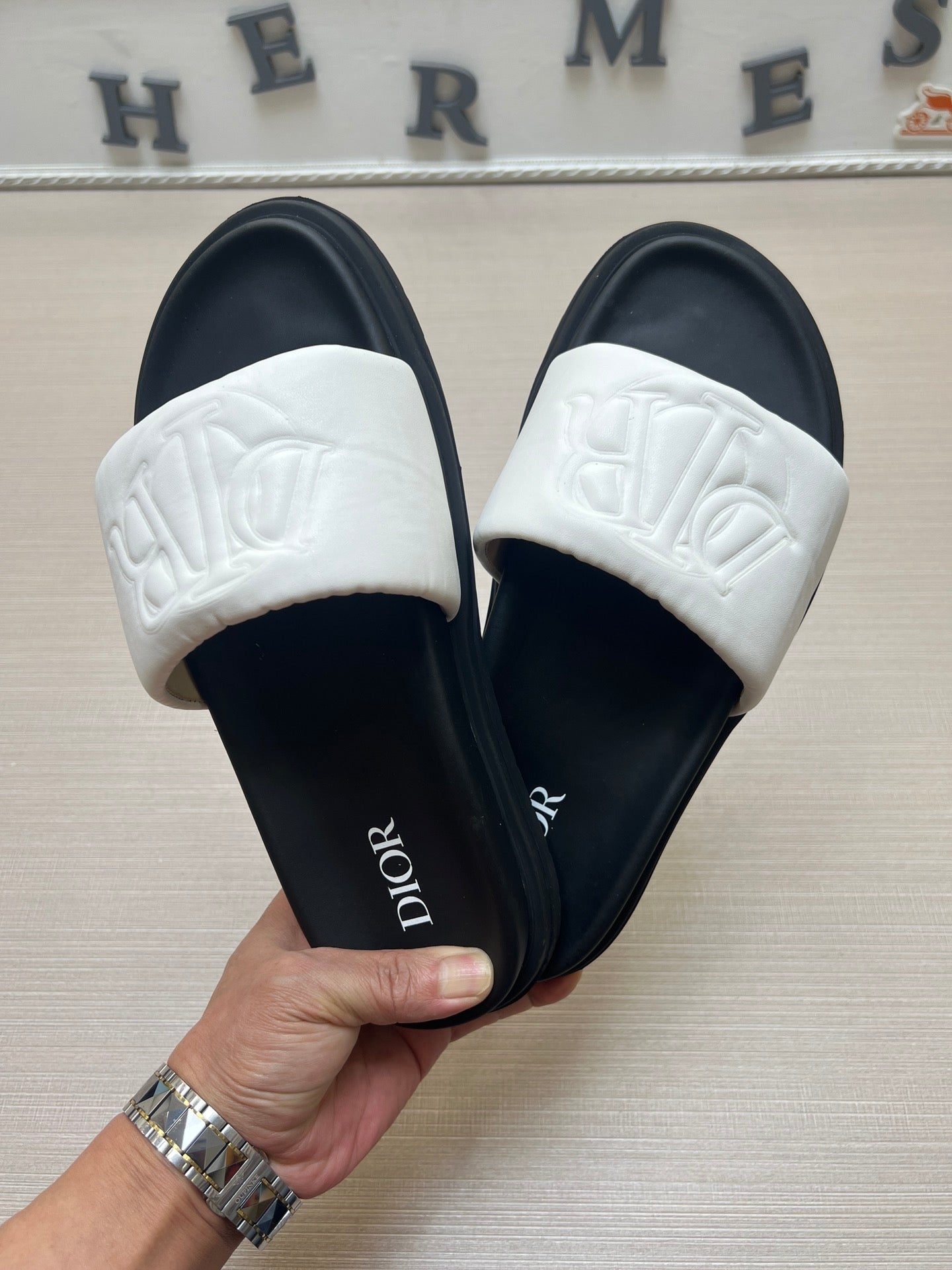 54D167Z  High quality leather slippers