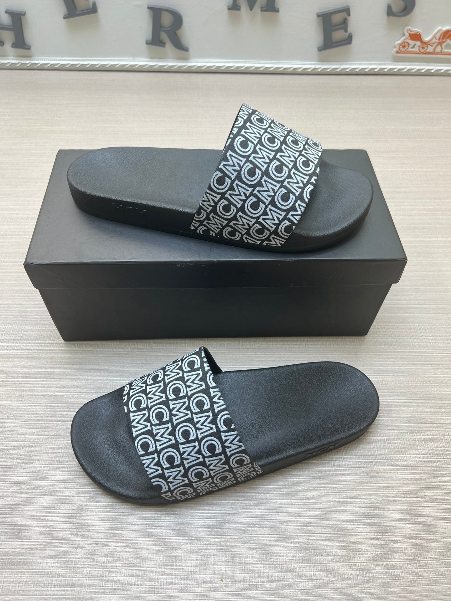 54M45Z   fashion slippers