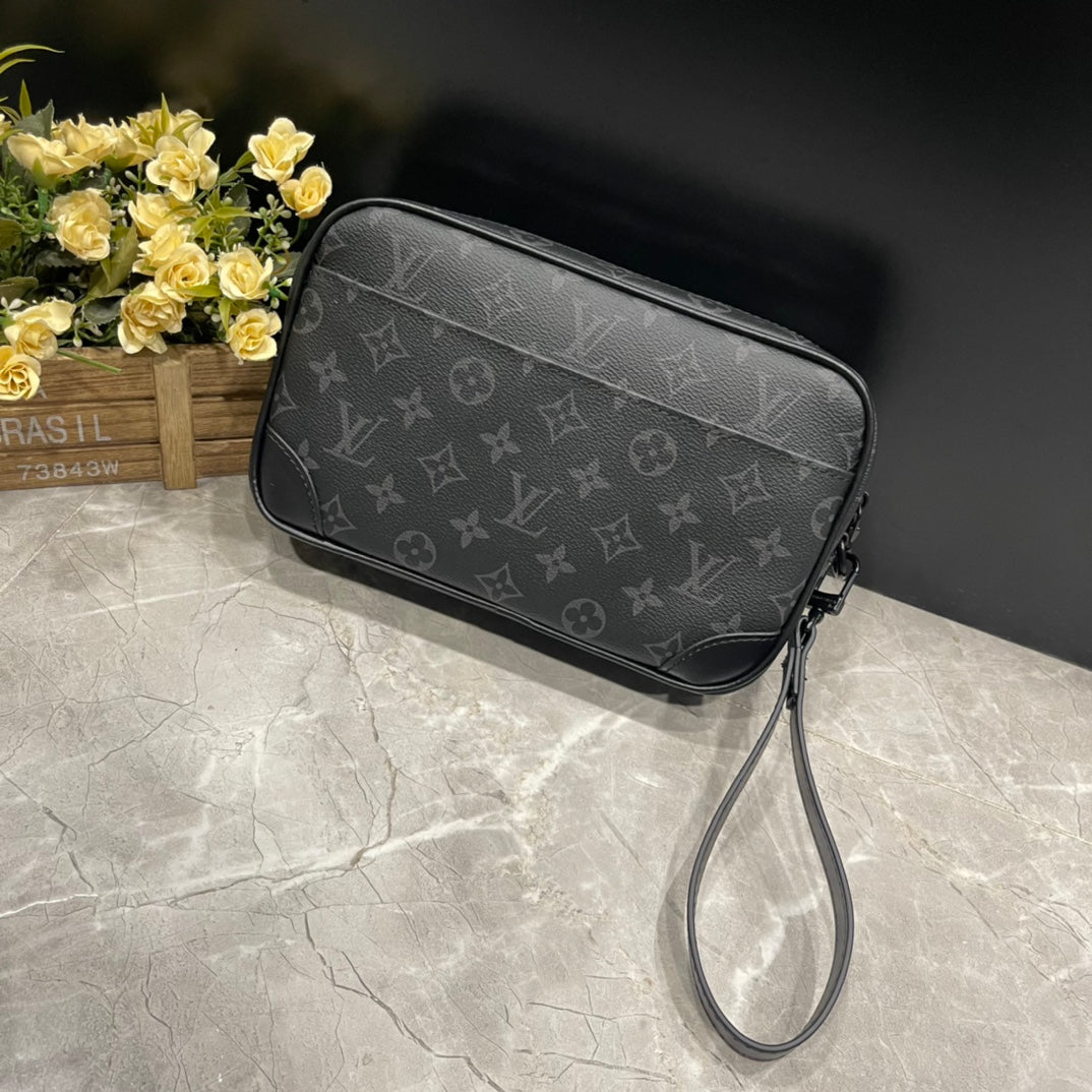 1XE117B  Fashionable leather bag 