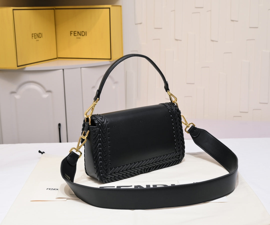 1XF94B  Fashionable leather bag 