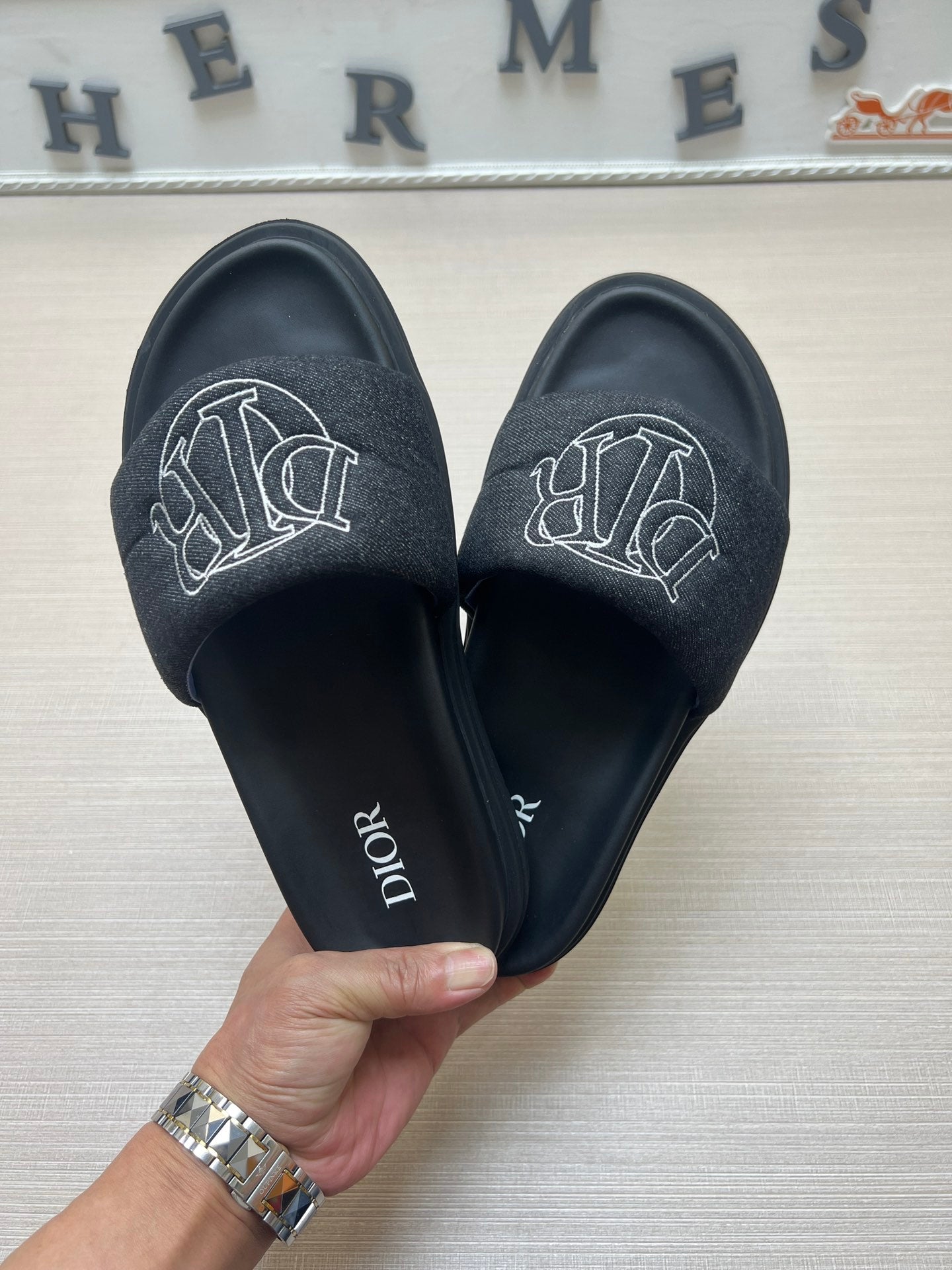 54D168Z   High quality leather slippers