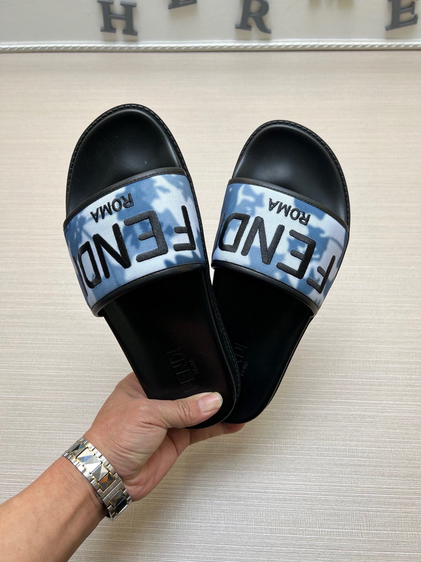 54F24Z    fashion slippers