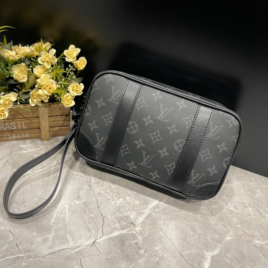 1XE117B  Fashionable leather bag 