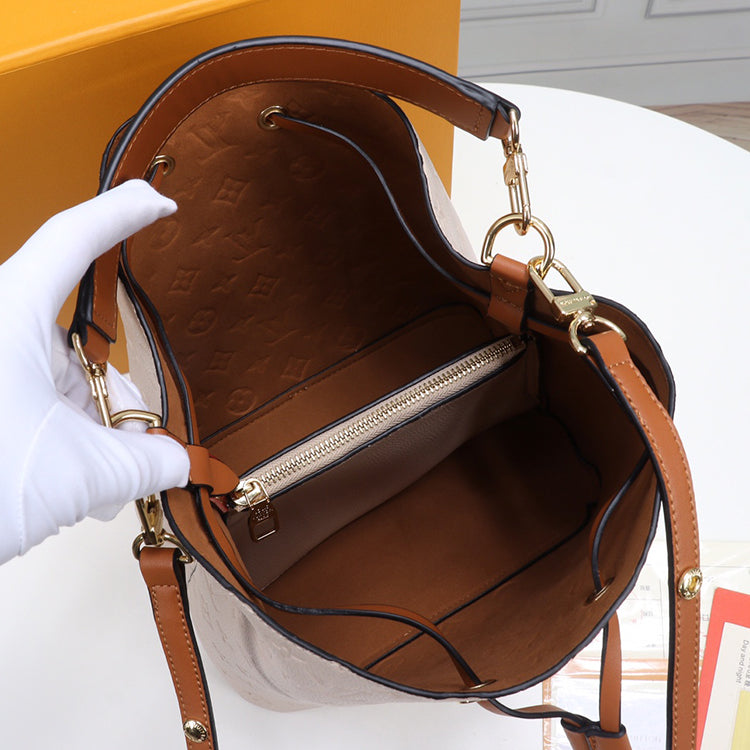 1E81B  Fashionable leather bag 