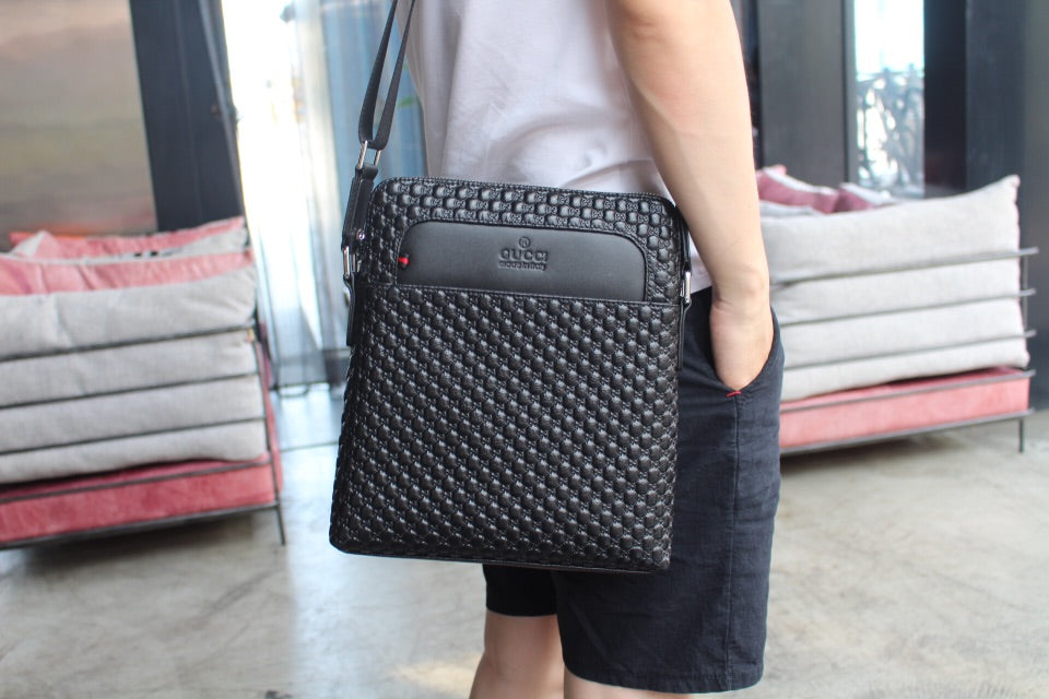 2XB307B  Fashionable leather bag 