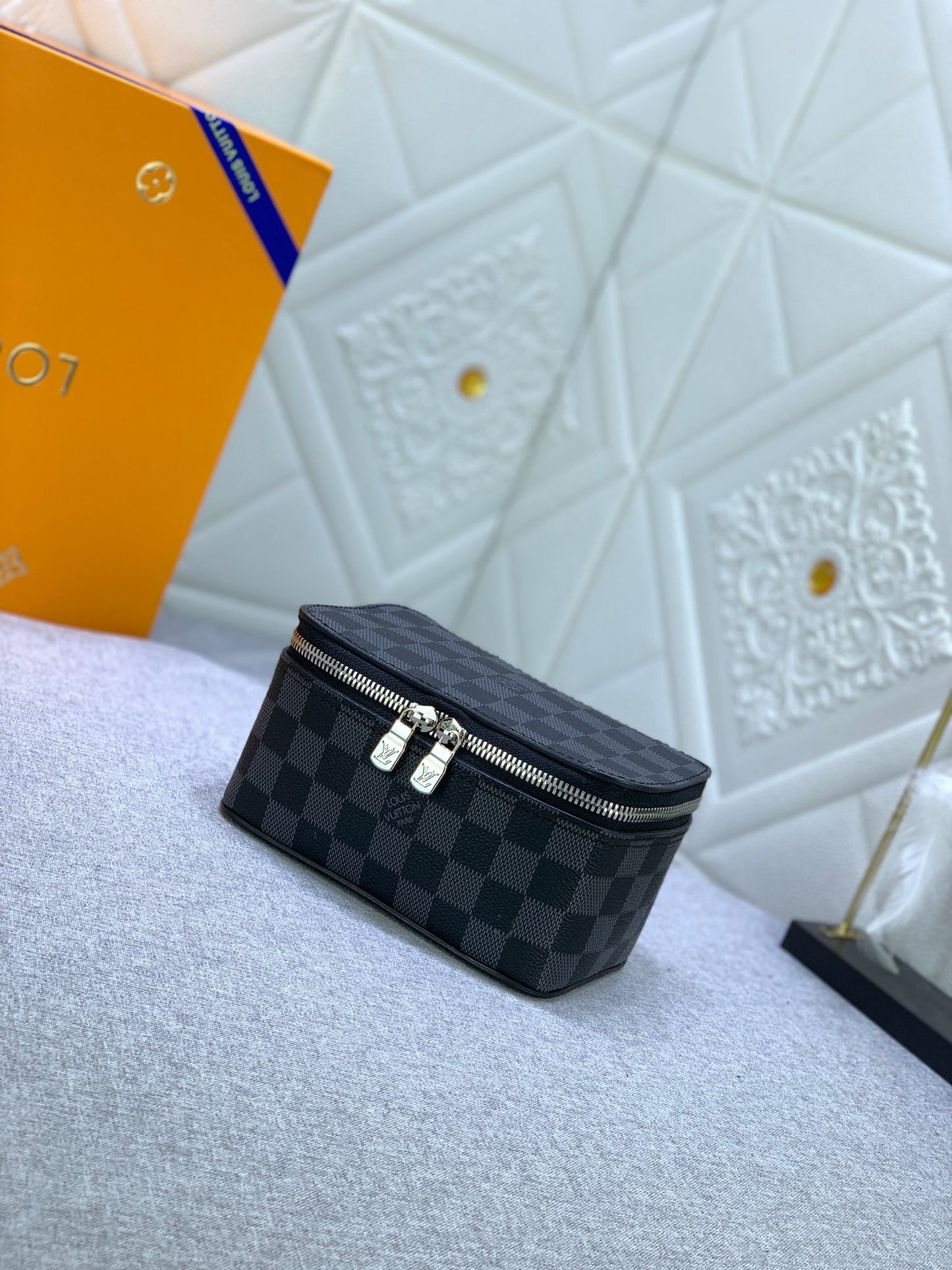 1XE272B  Fashionable leather bag 