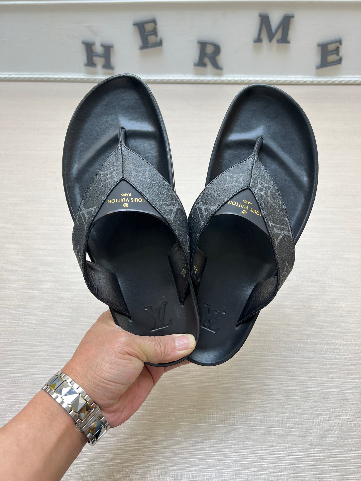 54E85Z   fashion slippers