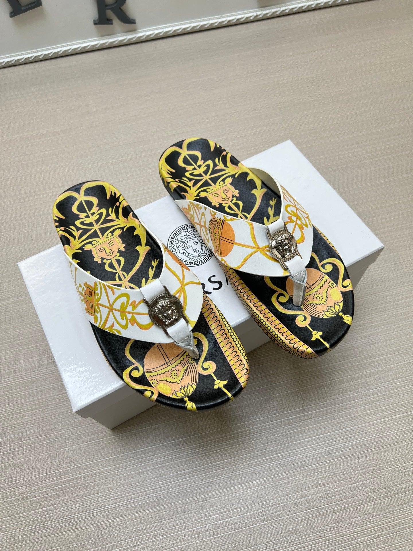 54V96Z   fashion  slippers