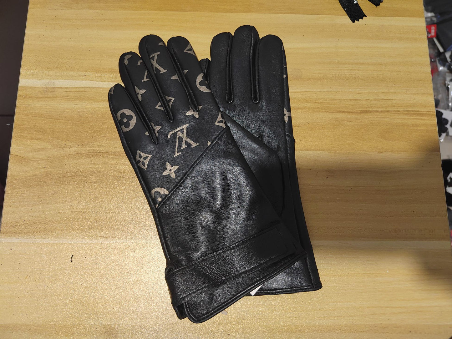 24E80S   Fashion gloves