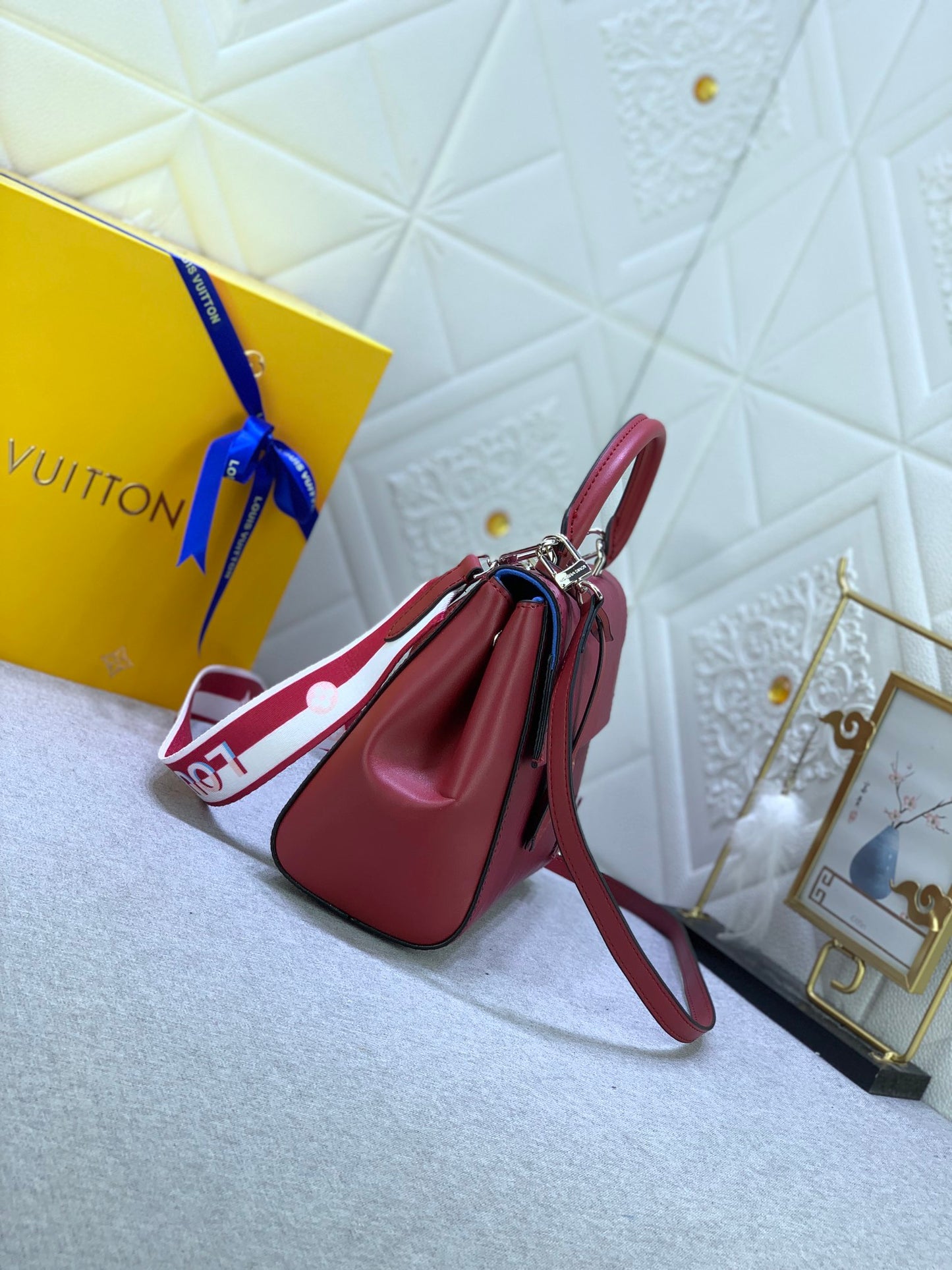 4XE2B  Fashionable leather bag 