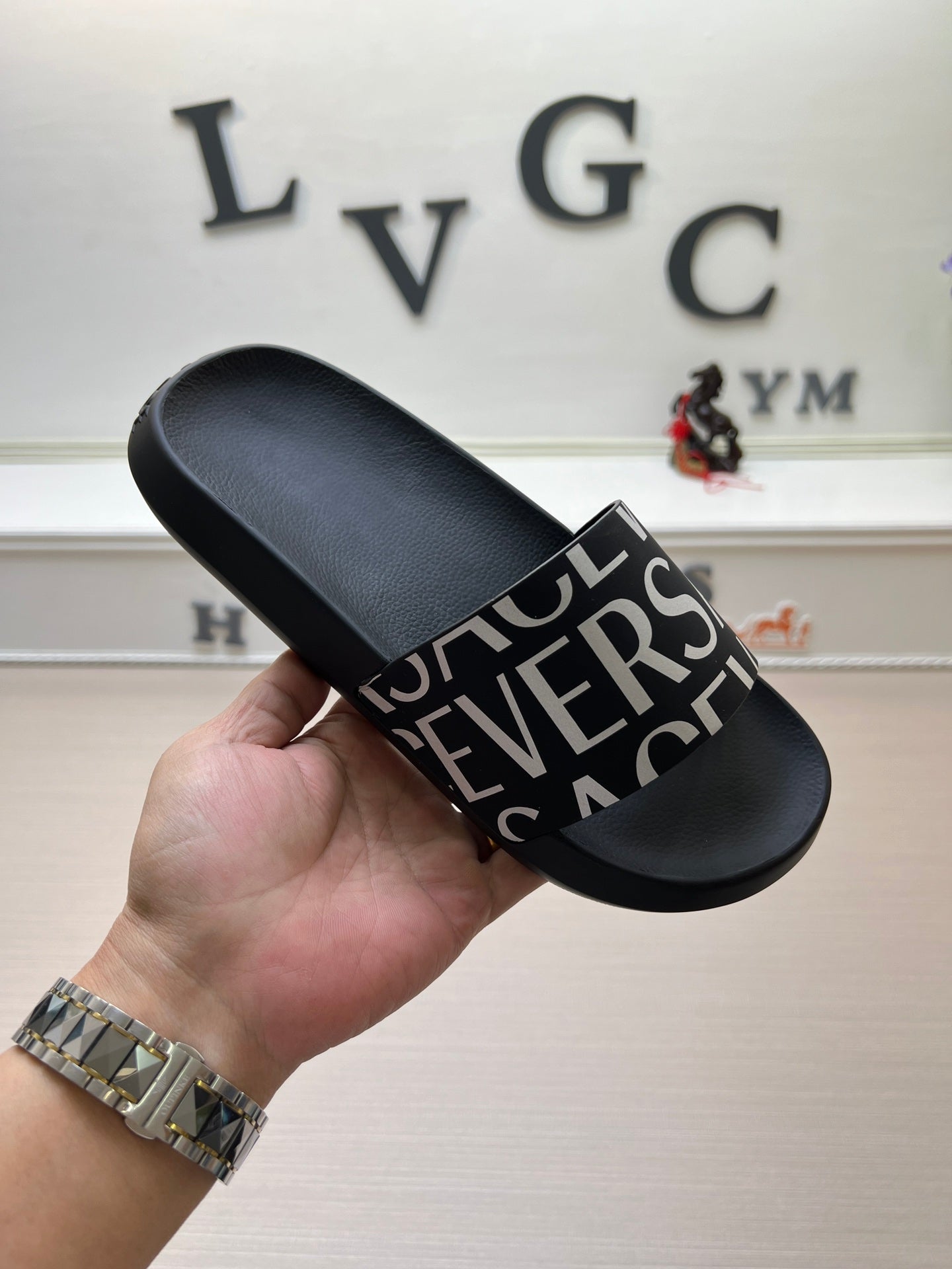 54V108Z  fashion  slippers