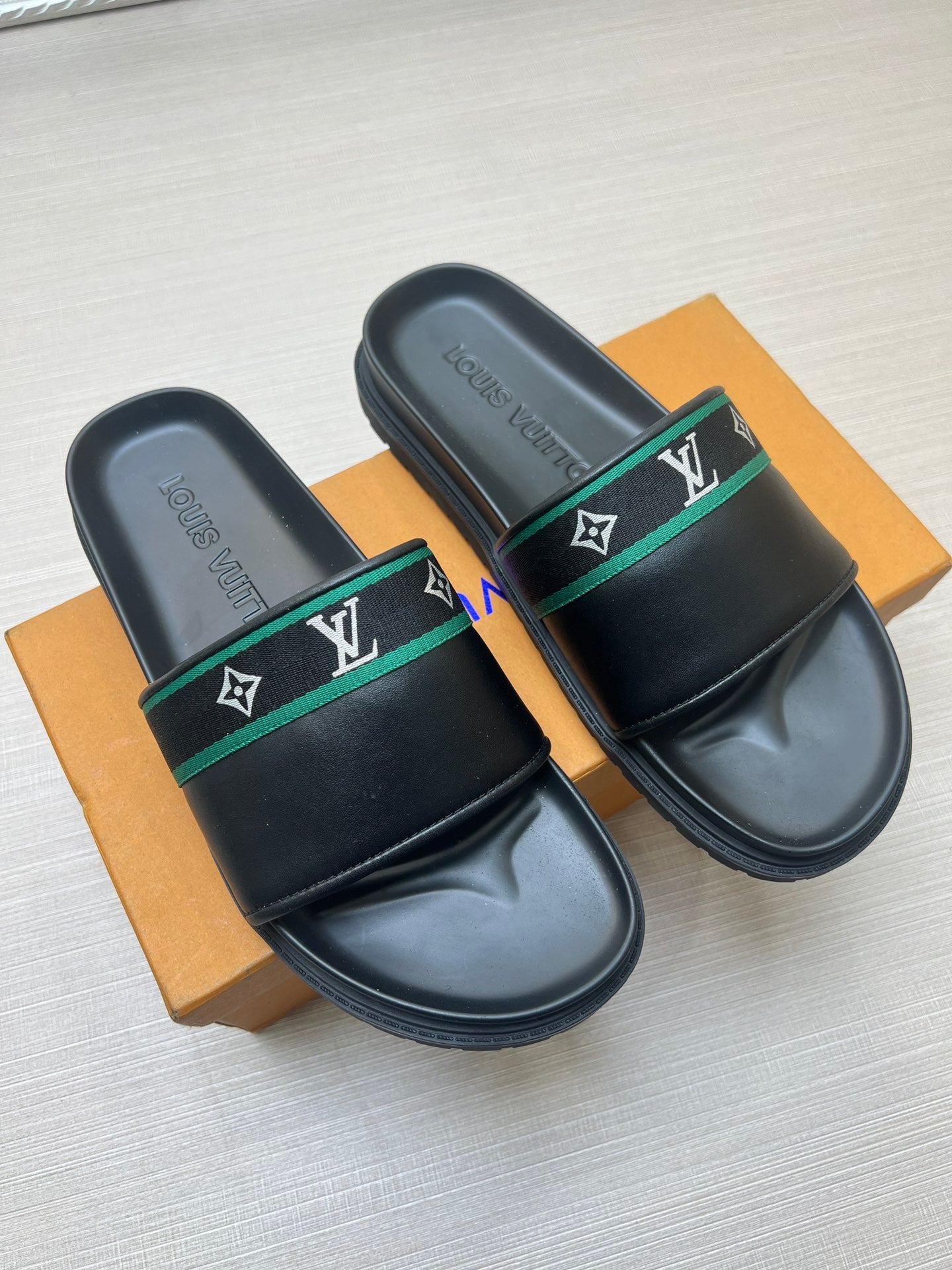 54E10Z    fashion slippers