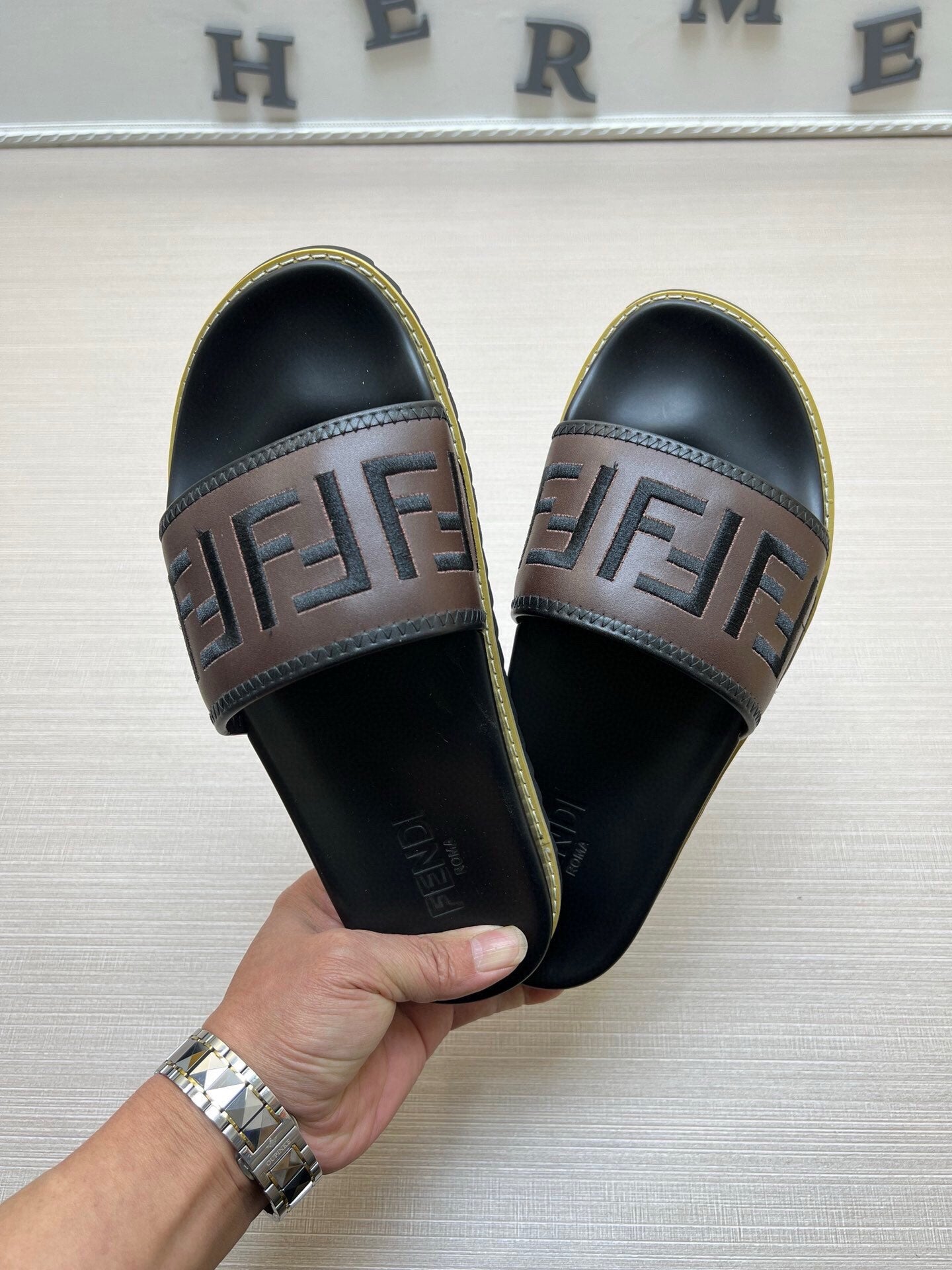 54F25Z    fashion  slippers