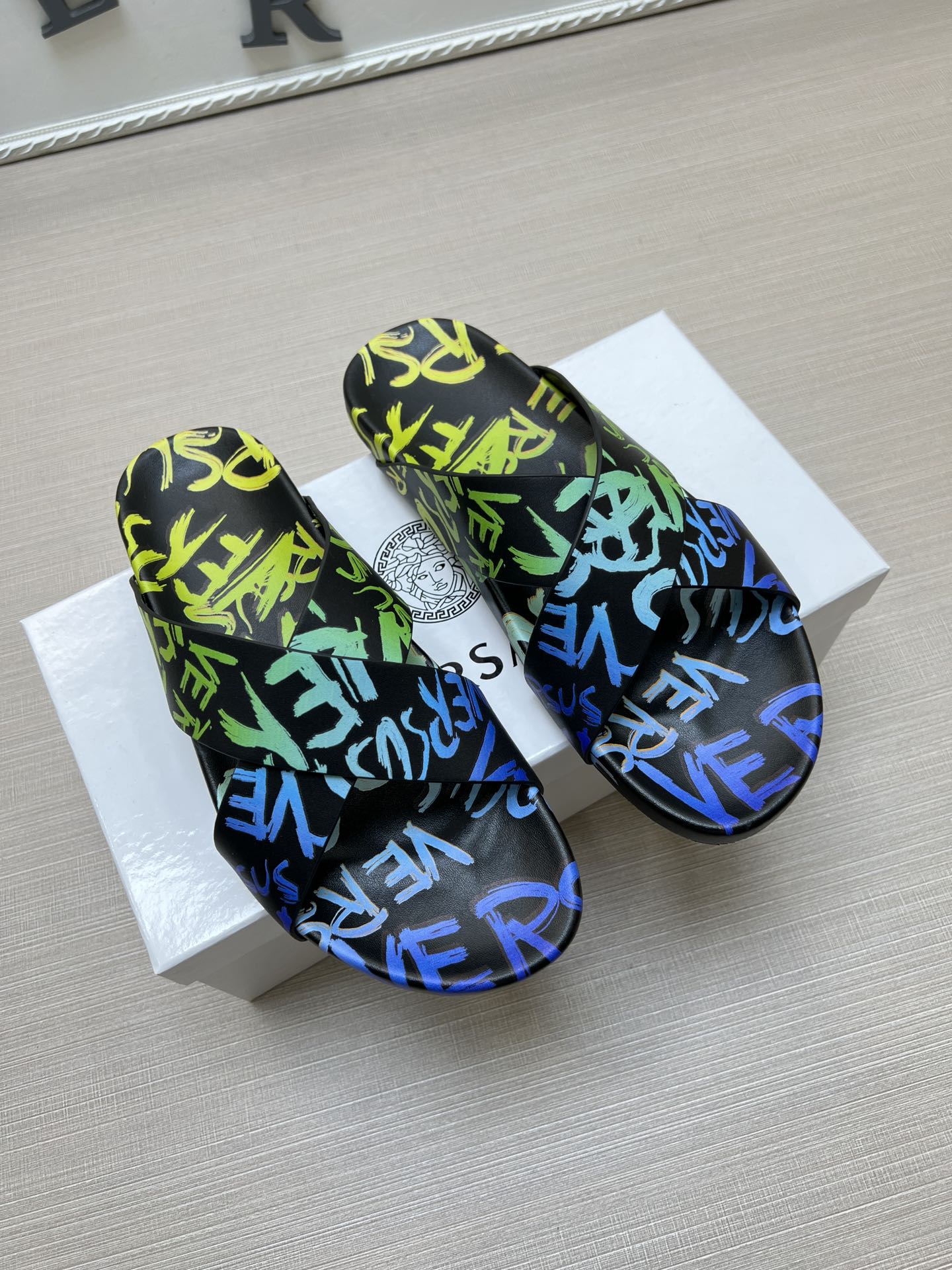 54V95Z  fashion  slippers