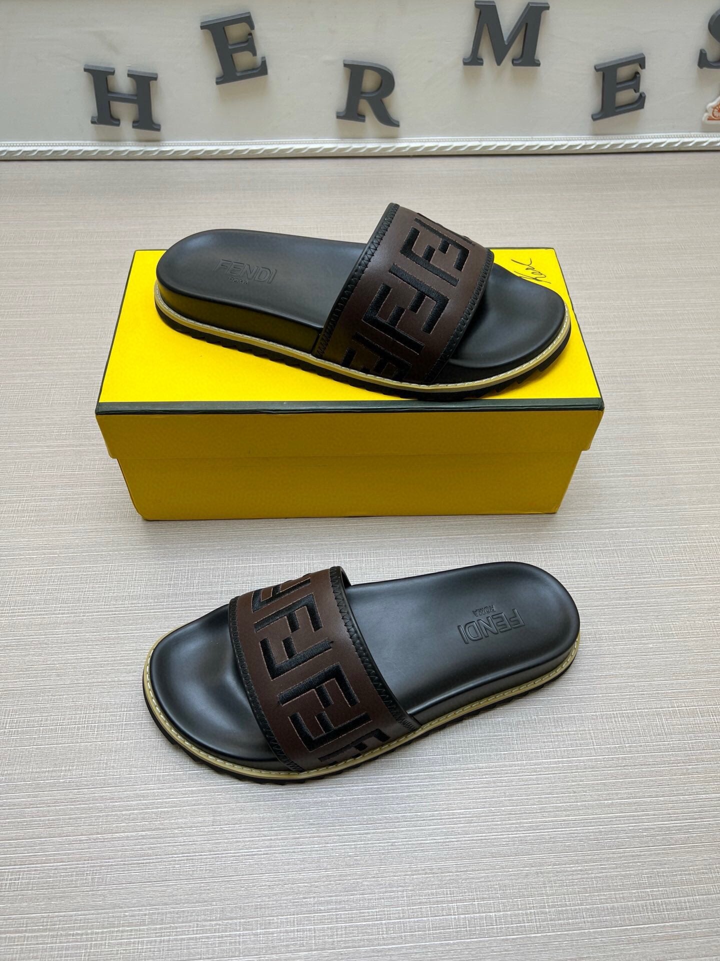 54F25Z    fashion  slippers