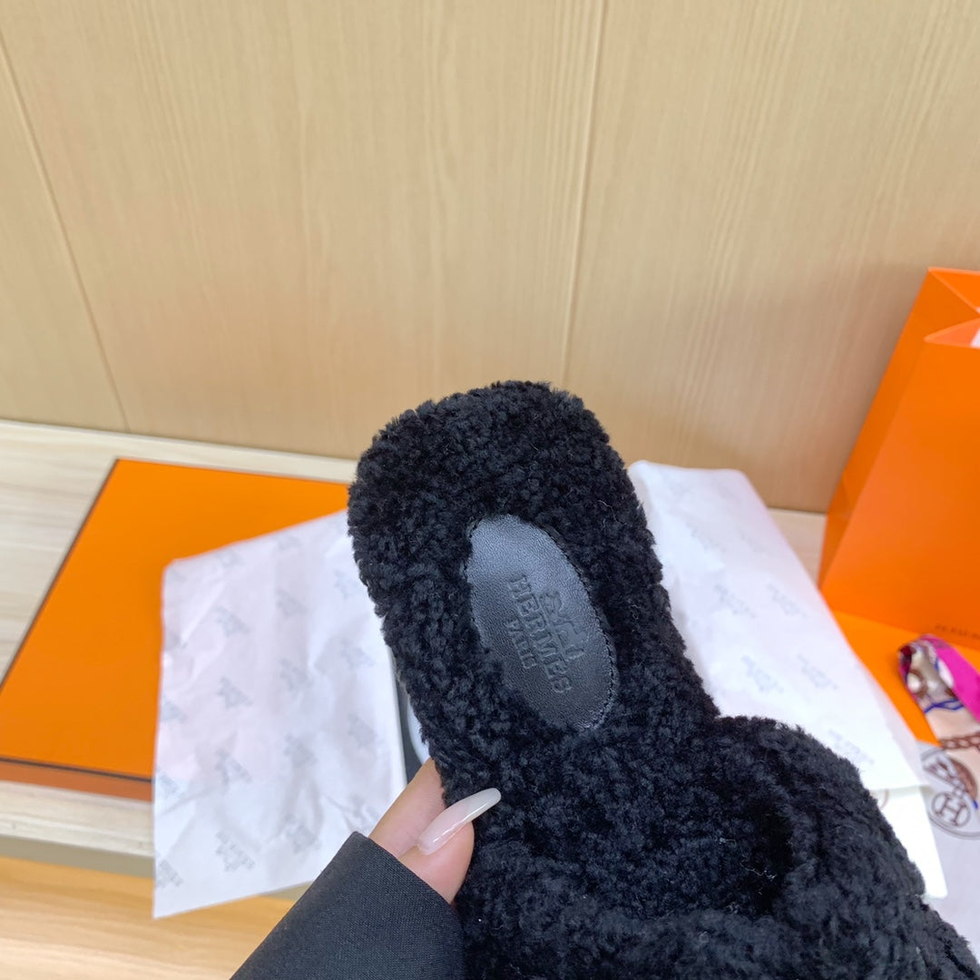 14H28Z   fashion slippers