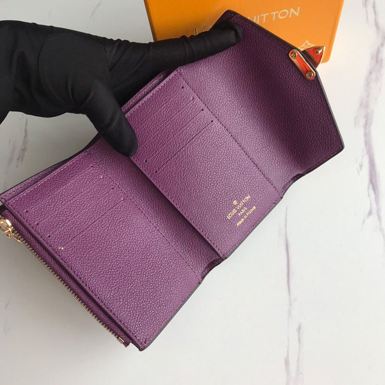 1E1010B  Fashionable leather wallets