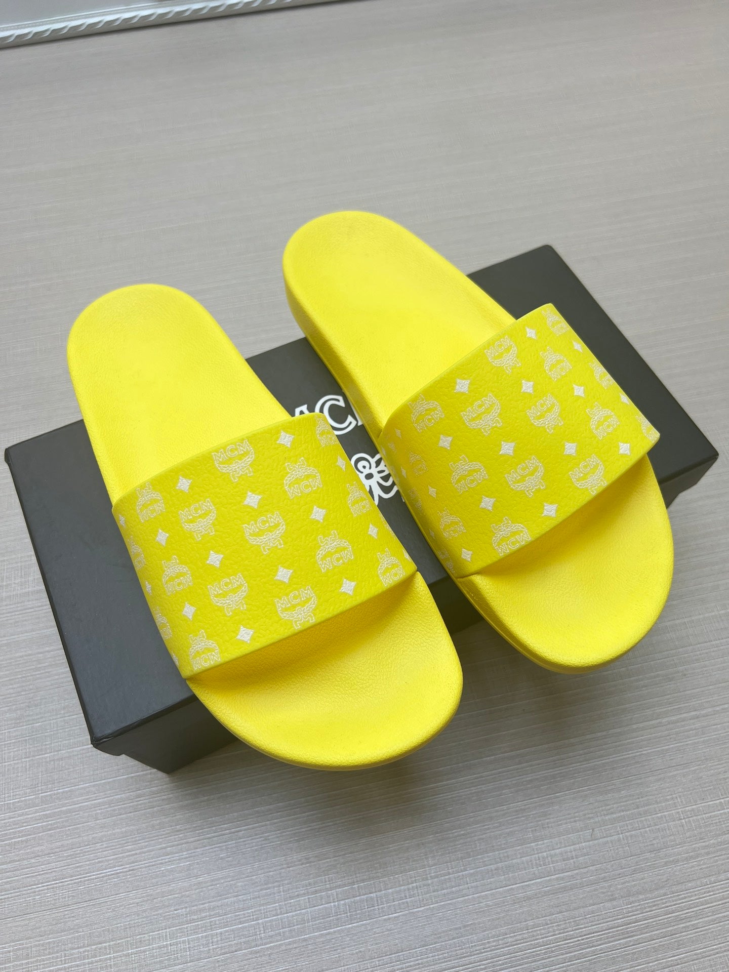 54M47Z   fashion  slippers