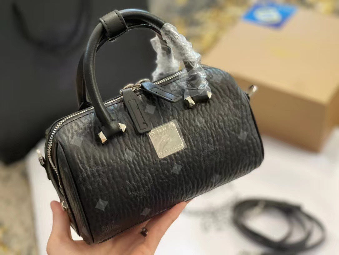 2XE142B  Fashionable leather bag 