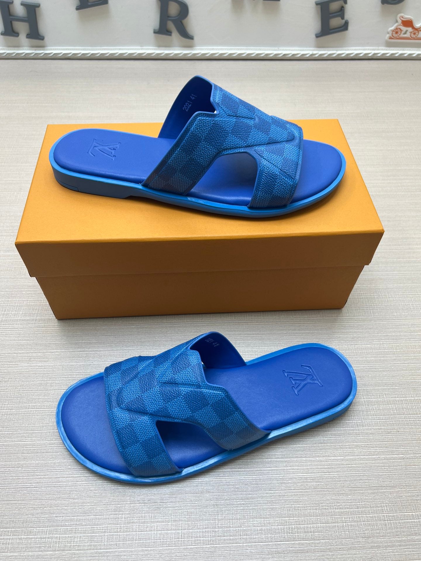 54E22Z    fashion slippers