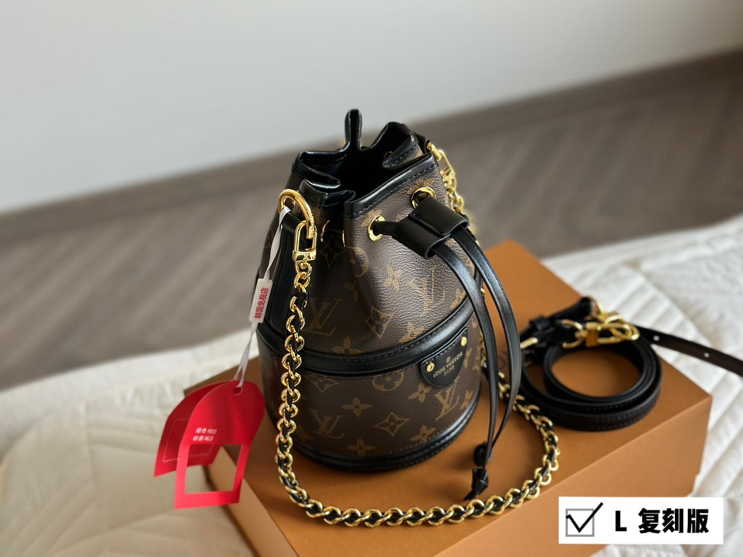 6XE215B (  Fashionable leather bag )