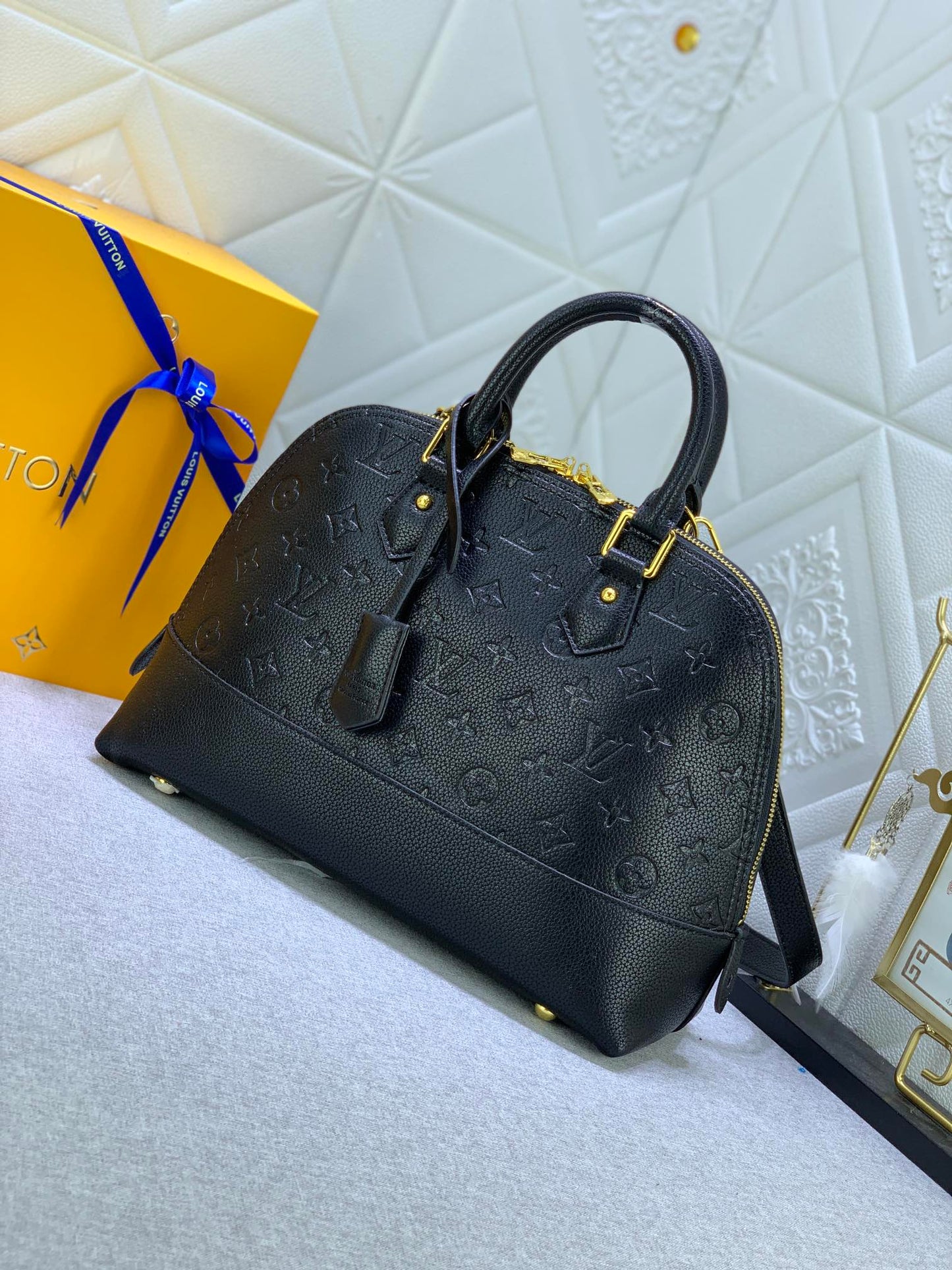 2XE319B  Fashionable leather bag 