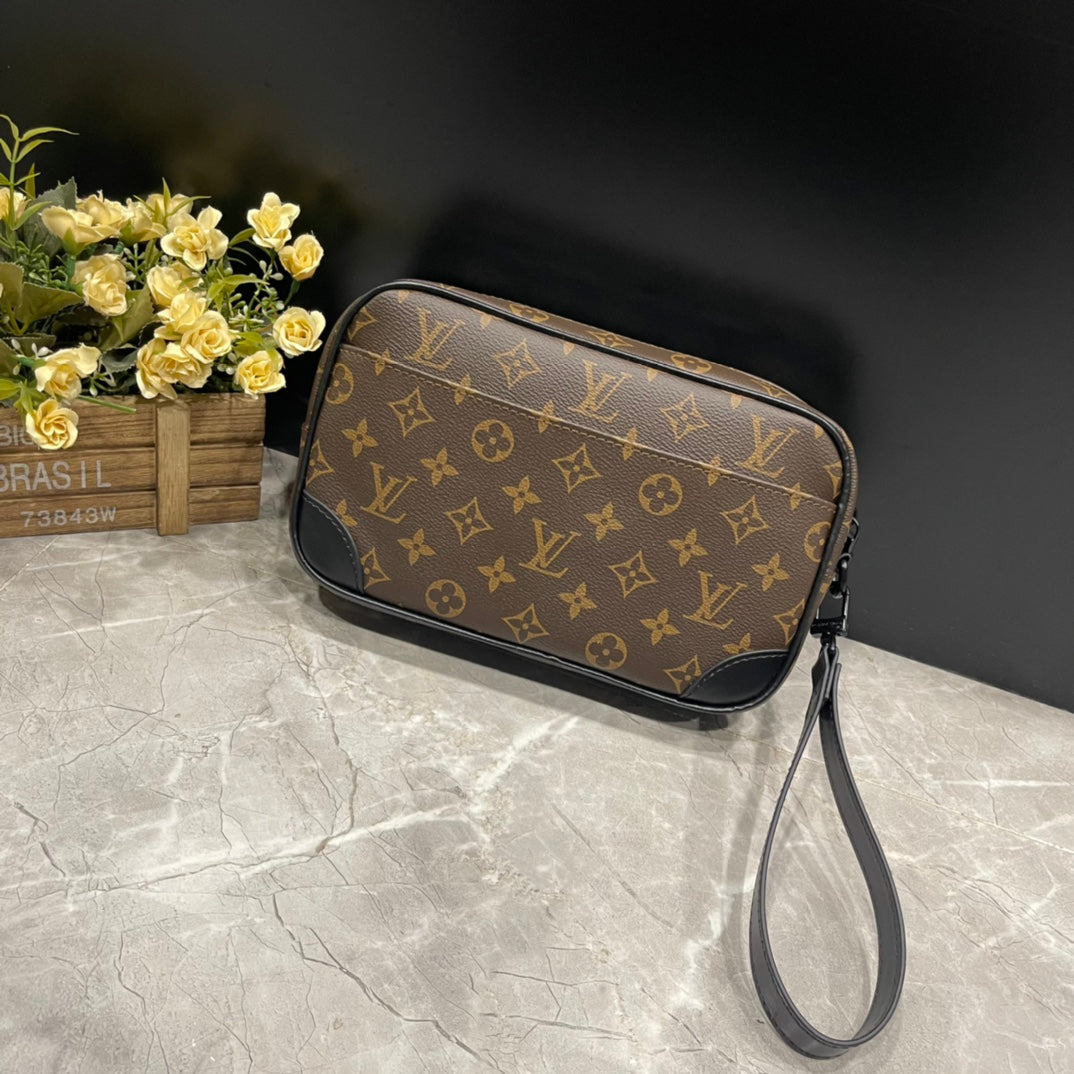 1XE117B  Fashionable leather bag 