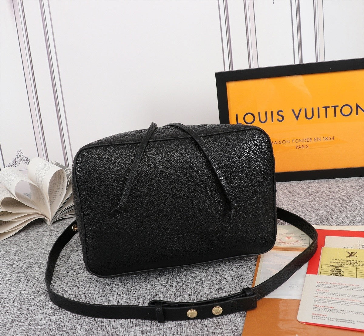 2XE60B  Fashionable leather bag 