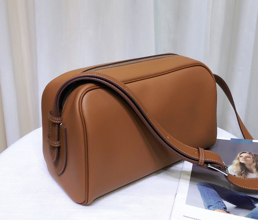 1XH69B (Fashionable leather bag )