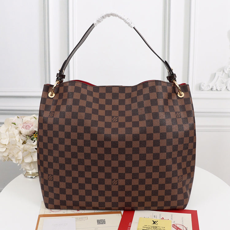 1E84B  Fashionable leather bag 