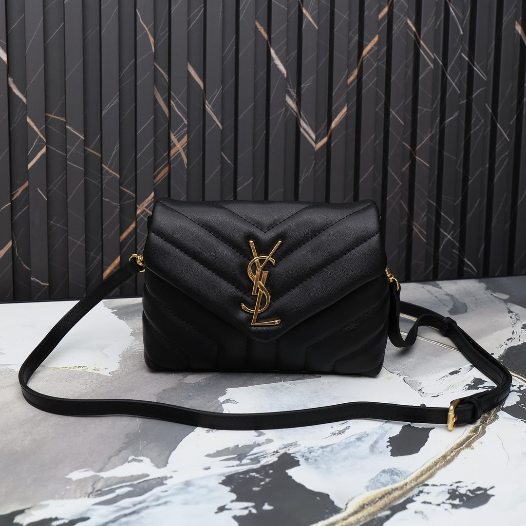 1XSL267B  Fashionable leather bag 