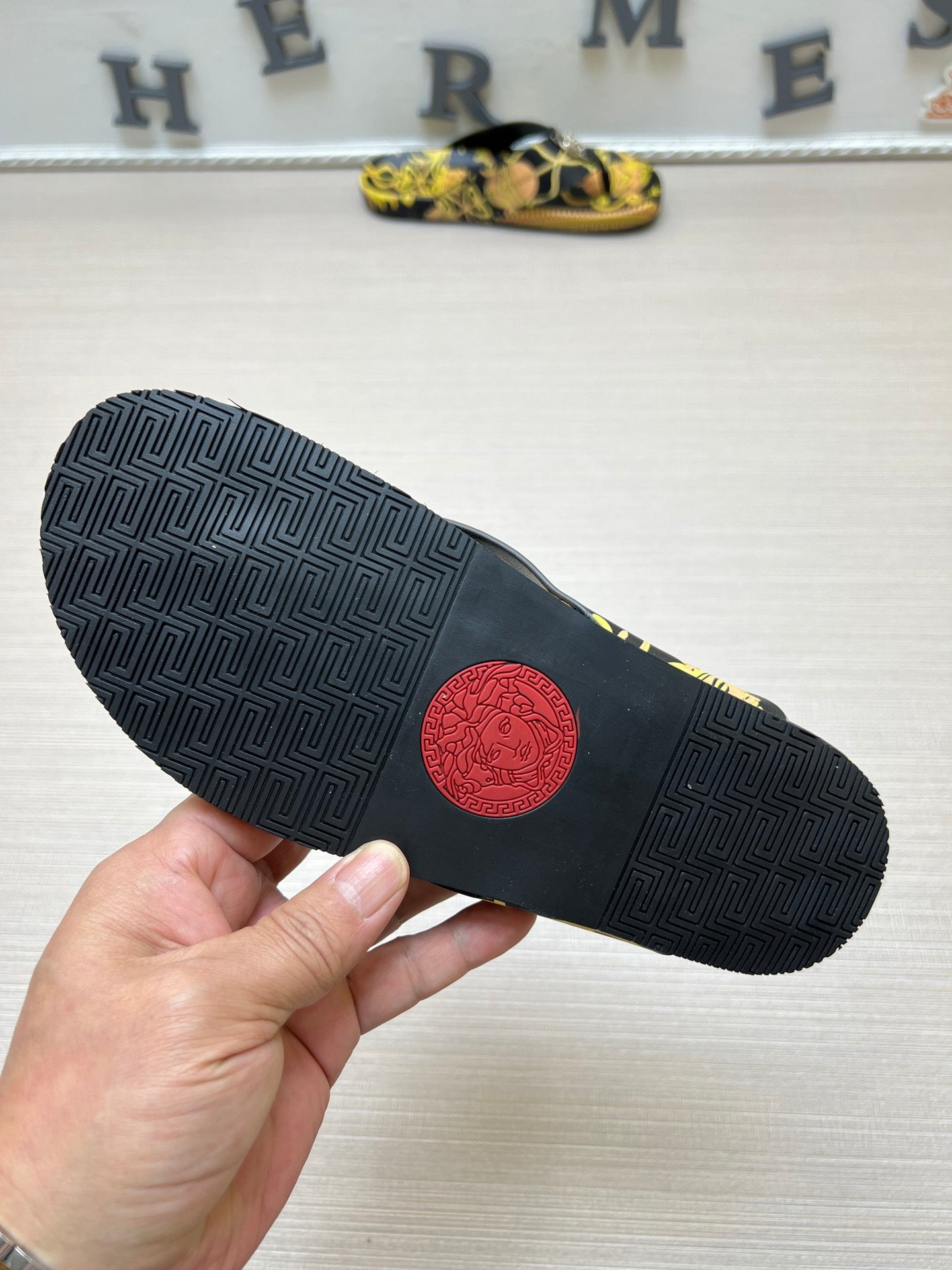 54V96Z   fashion  slippers